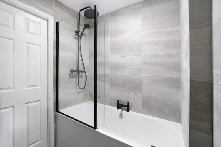 Room 5, 3BR in County Durham With Wifi and Street Parking, Durham