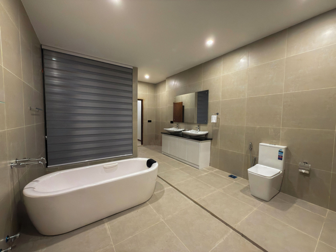 Bathroom 3, The Falcon, Gampaha