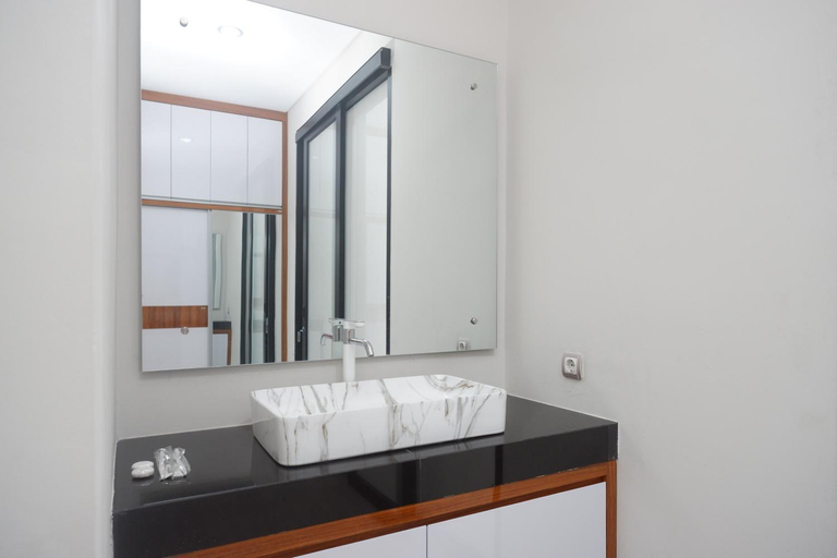 Bathroom 5, The Lavana Signature Greenkhaza Villa Jogja, Bantul