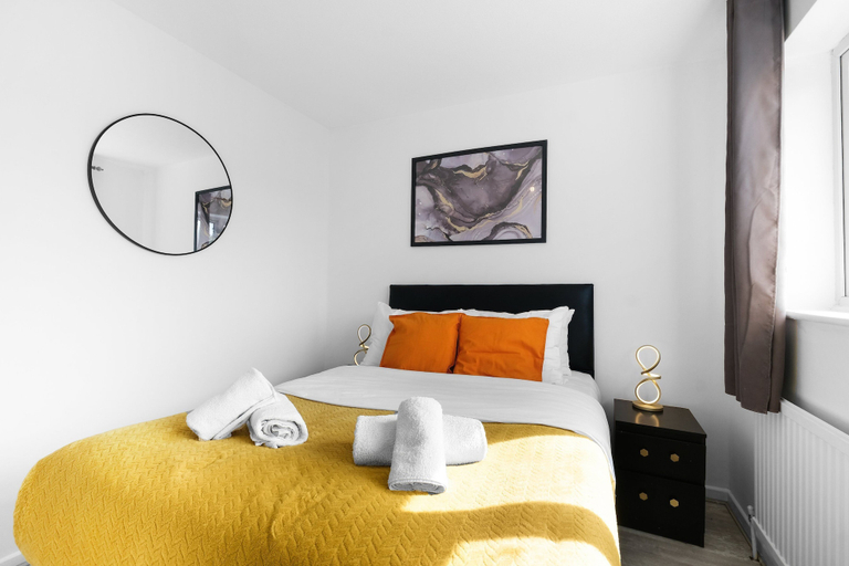 Room 3, Spacious 8 Bdr Detached Hse in Cheshunt, Hertfordshire