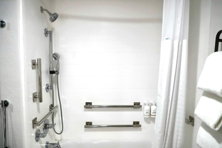 Bathroom 4, La Quinta Inn & Suites by Wyndham Auburn - University Area, Lee