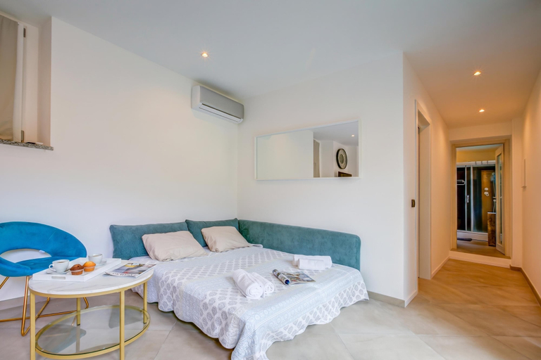Room 4, La Porte Rouge 100 Mt From Lake Maggiore, Novara