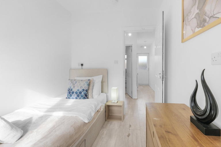 Room 2, Spacious 8 Bdr Detached Hse in Cheshunt, Hertfordshire