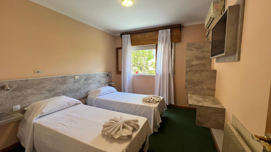 3, Luar Hotel, Santa María