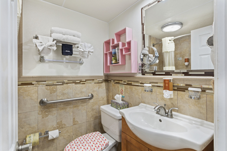 Bathroom 5, Plaza Beach Hotel Beachfront Resort, Pinellas