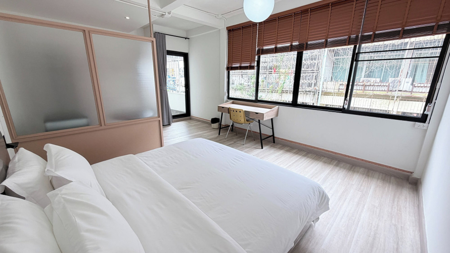 Room 3, Brown H, Pom Pram Sattru