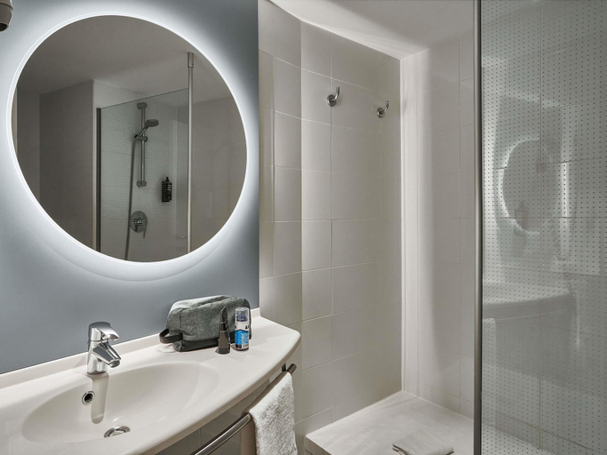 Bathroom 4, ibis Barcelona Santa Coloma, Barcelona