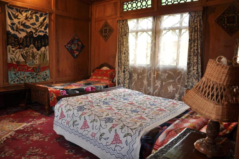 2, Mughal suit, Srinagar