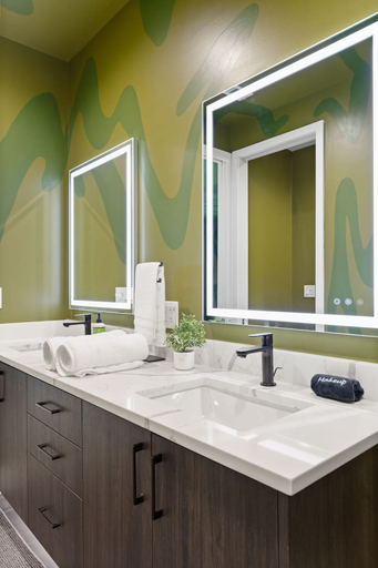 Room 3, ATX 4BD Oasis w Sauna Cold Plunge Beauty Bar, Travis