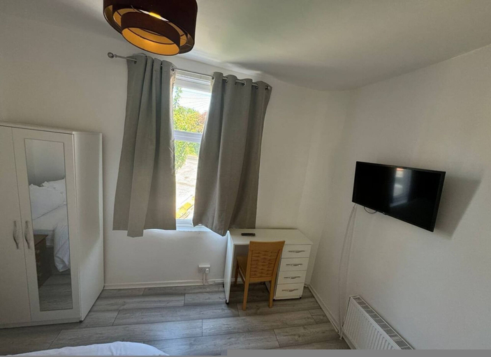 Room 5, Spacious 4BR 4bath With Free Parking in Manchester, Manchester