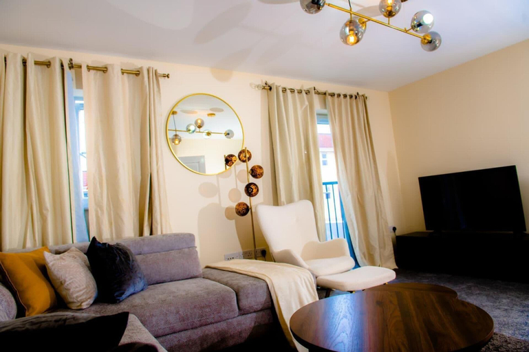 Living area 5, House - Sleeps 7 - Parking - 10min Drive to Centre, Manchester