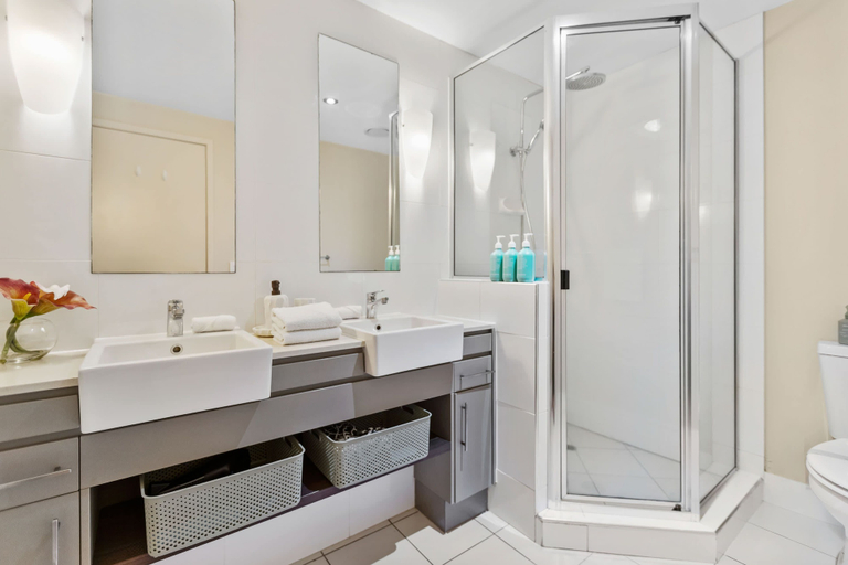 Room 4, Stunning Resort Apartment With Gym and Pool Access, Cairns
