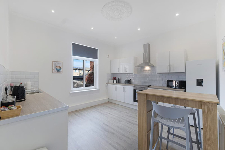Room 3, Spacious 6BR Sleeps 12 With Parking, South Tyneside