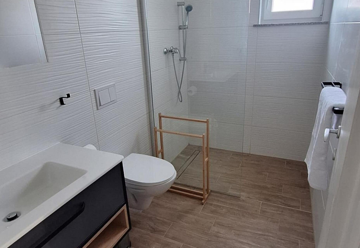 Bathroom 5, 3 Bed Sleeps 6 -private Pool -casa Istriana Romano, Marčana
