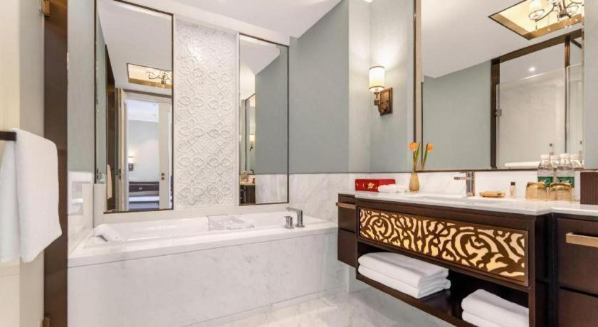 Bathroom 4, Wuxi Tai Hu Hotel, Wuxi