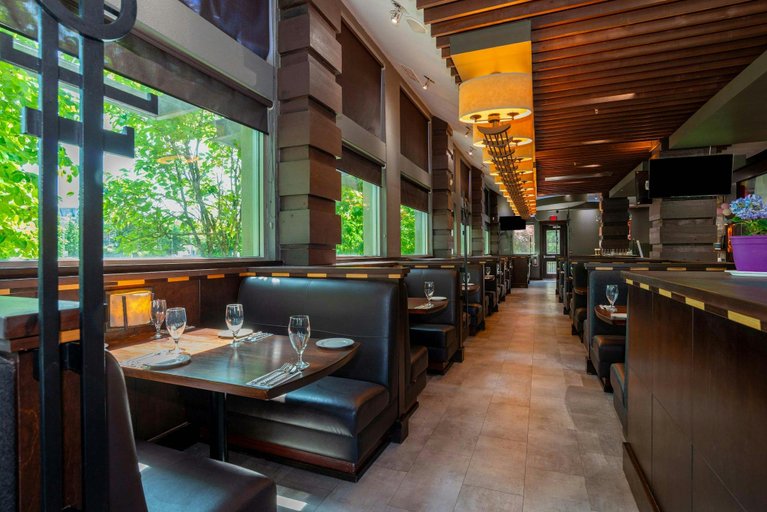 Food & Drinks, Sandman Signature Surrey-Guildford Suites, Greater Vancouver
