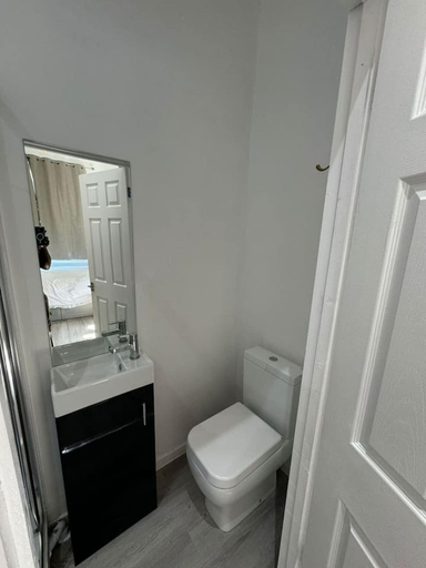 Room 4, Spacious 4BR 4bath With Free Parking in Manchester, Manchester