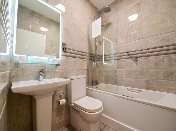 Bathroom 4, Lawlors Hotel