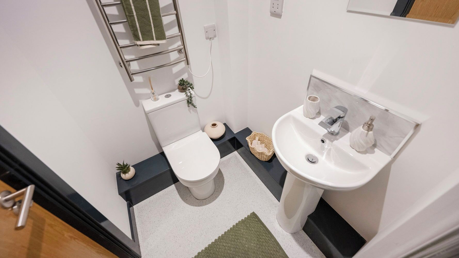 Bathroom 3, Student Only Icon House, Stoke-on-Trent