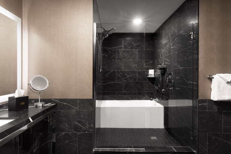 Bathroom 5, The Warrior Hotel, Autograph Collection, Woodbury