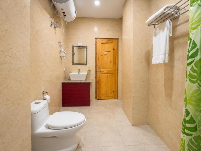 Bathroom, Hotel Pema Kara, Wangchang