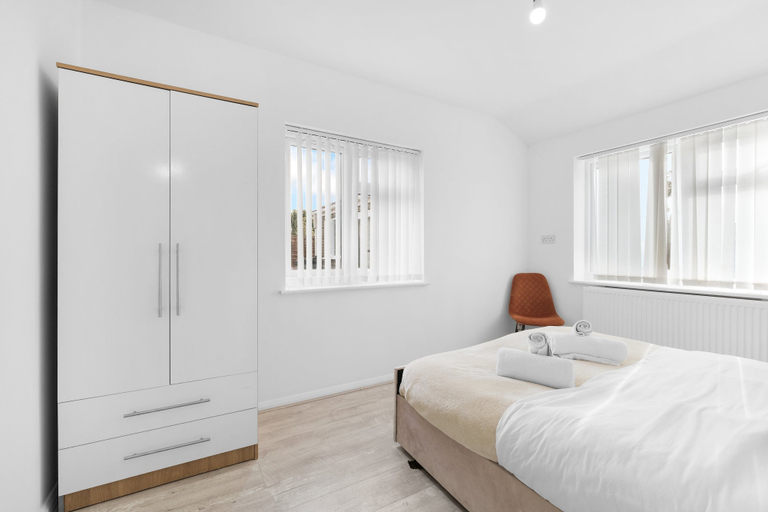 Room 5, Spacious 8 Bdr Detached Hse in Cheshunt, Hertfordshire