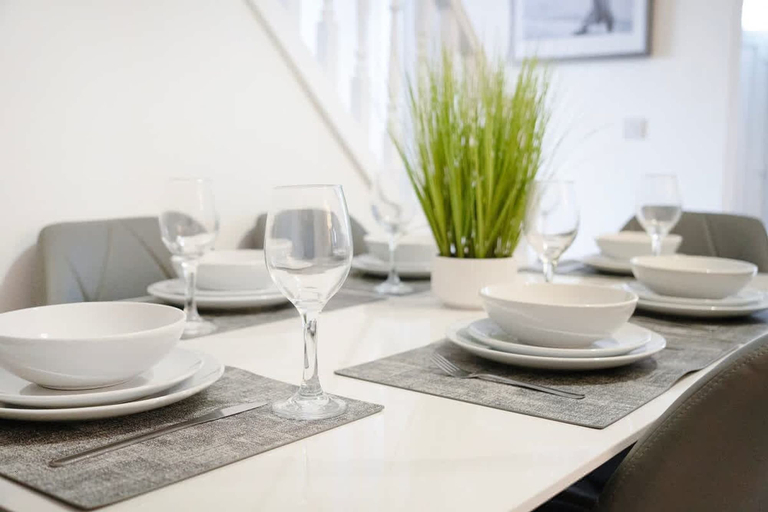 Room 5, Perfect for Contractors Large Groups Free Wifi, Durham