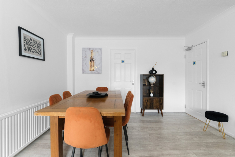 Dining 4, Spacious 8 Bdr Detached Hse in Cheshunt, Hertfordshire