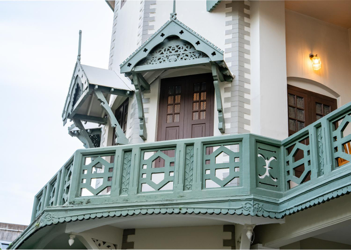 Exterior & Views