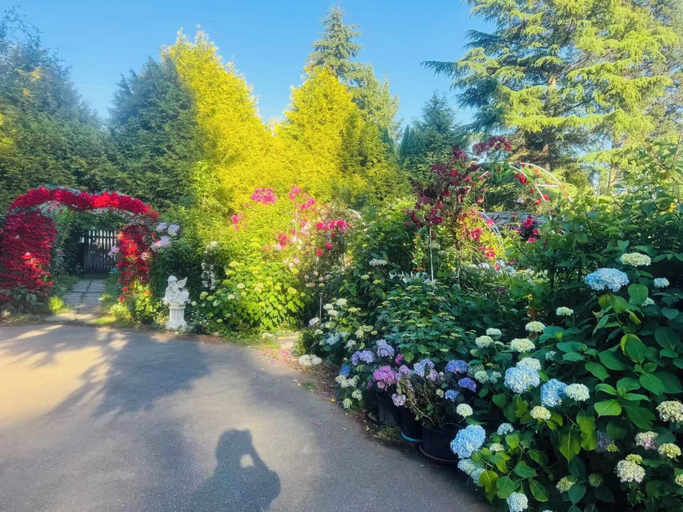 Property grounds 4, Cozy Villa 1BR South Surrey White Rock, Greater Vancouver