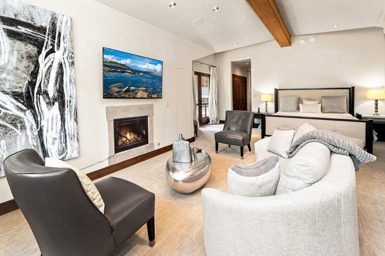 Living area 5, For486 5 Bedroom Home, Eagle