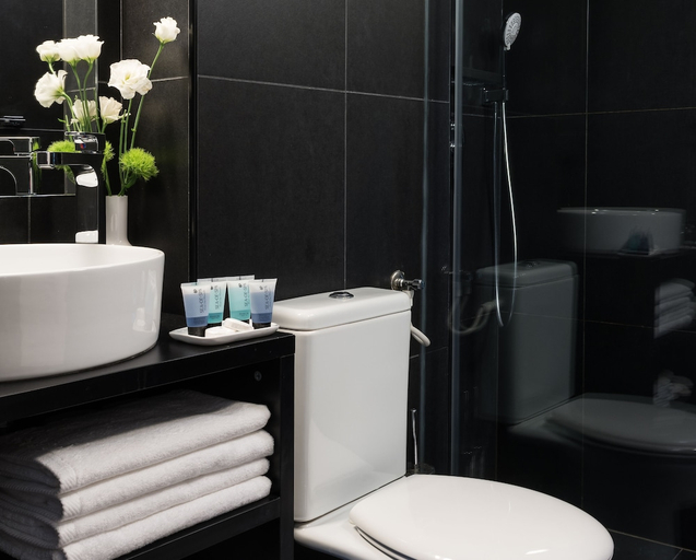 Bathroom 5, Olympia Hotel - by Zvieli Hotels