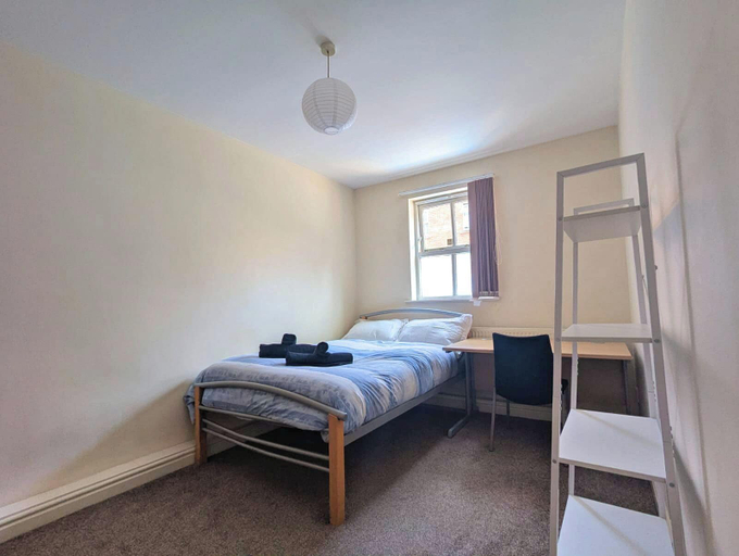 Room 5, Spacious 5 Bed House in Centre, Sheffield