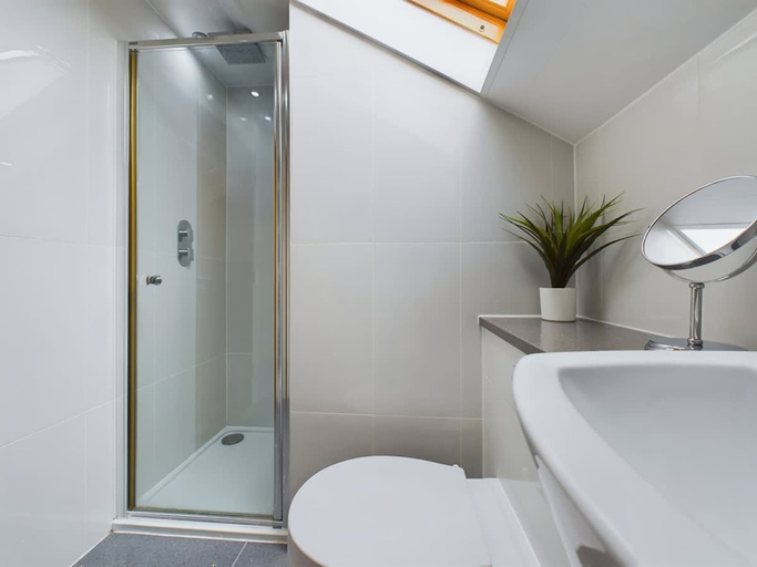 Room 2, Modern 4 Bed Walk to Pubs Shops and Countryside, Durham