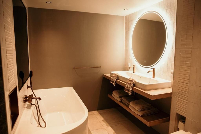 Bathroom 5, Fortuna Suites, Middelburg