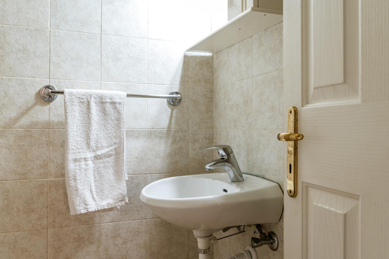Bathroom 3, En Tino 4, South Aegean