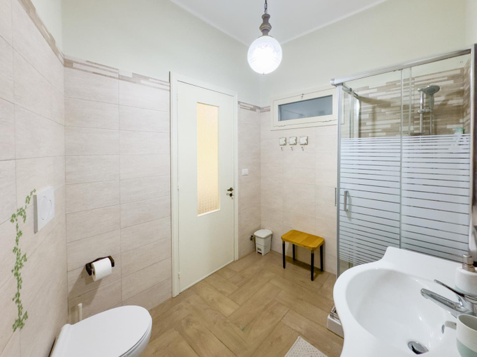 Bathroom 2, Palmari, Lecce