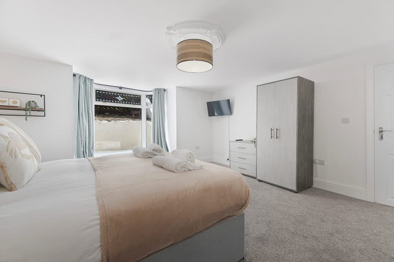 Room 2, Spacious 6BR Sleeps 12 With Parking, South Tyneside
