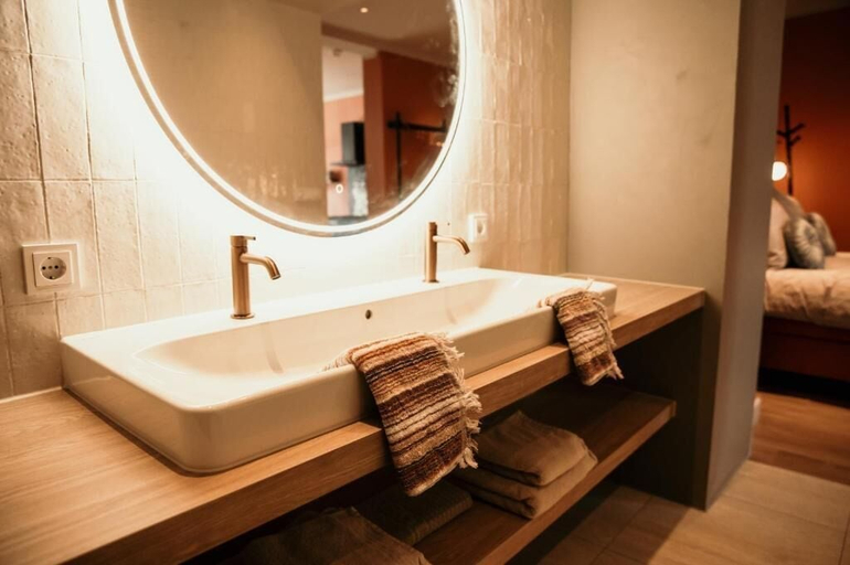 Bathroom 4, Fortuna Suites, Middelburg