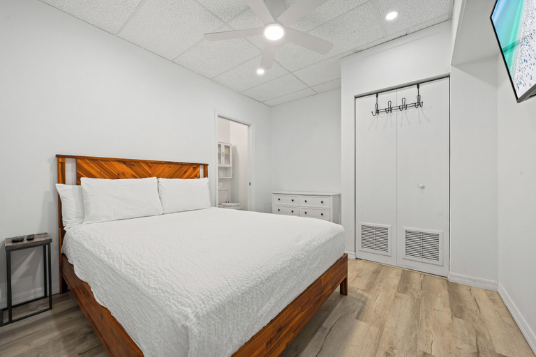 Room 3, Mallory Squared, Sarasota