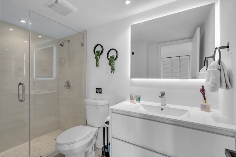 Bathroom 2, Waterfront Luxe Condo Close to Beach, Broward