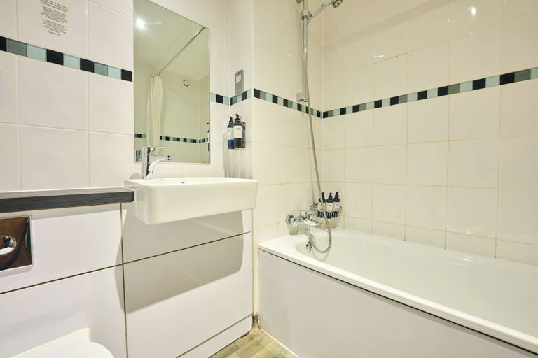 Bathroom 5, County Arms, Cornwall