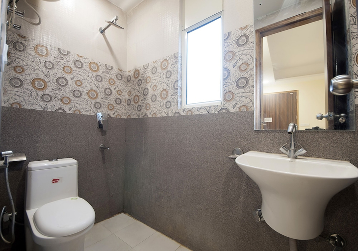 Bathroom 3, Hotel Perfectionist by Kelvish Hotel, Delhi