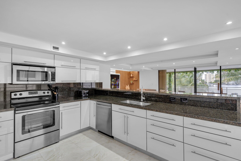 Private kitchen 5, Waterfront Luxe Condo Close to Beach, Broward