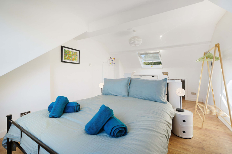 Room 5, Chic 3BR Rotherham Parking Wifi By Stay With us, Barnsley