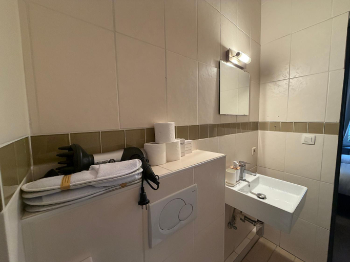Bathroom 3, Mezonvin, Antwerpen