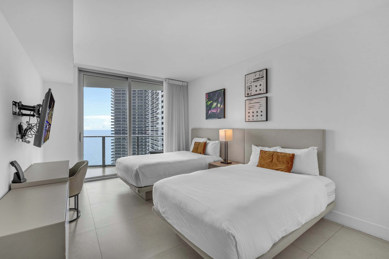 Room 4, Waterfront Oasis With Resort Amenities, Broward