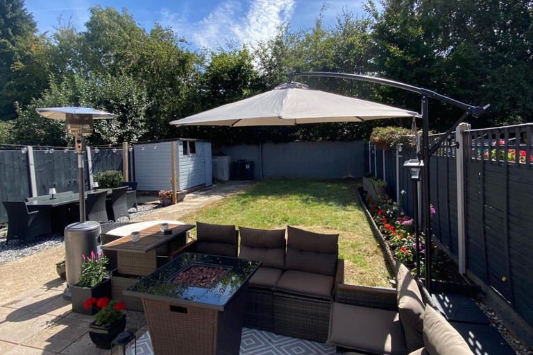 Outdoor dining 3, House Sleeps 4- Free Parking, Garden, Pet Friendly, Bournemouth