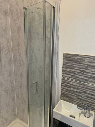 Room 3, Spacious 4BR 4bath With Free Parking in Manchester, Manchester