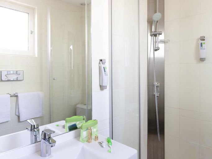 Bathroom 5, ibis Styles Roanne Centre Gare, Loire